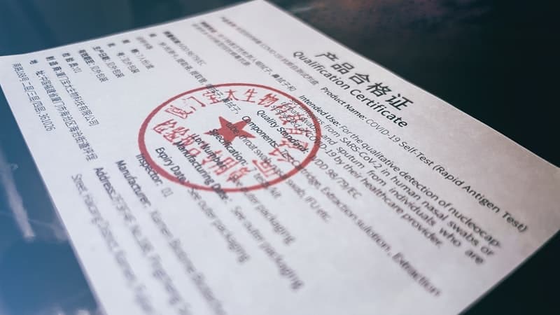 Vrachtwagen met Europese vlag en documenten