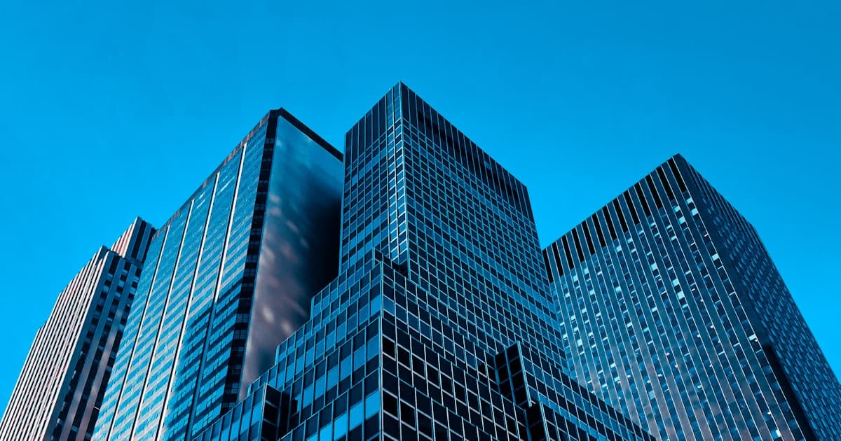 Koerier met vrachtwagen onderweg