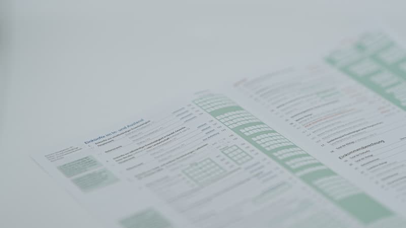 Vrachtwagen op drukke snelweg met verkeersborden