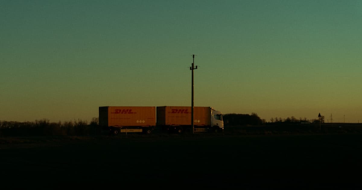 Vrachtwagen op de weg met heffing