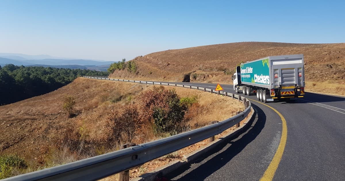 Eigen rijder achter het stuur van zijn vrachtwagen