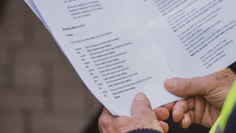 Inspecteur bekijkt documenten tijdens ILT controle transport