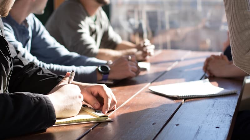 Bespreking van kosten en verantwoordelijkheden van een externe vervoersmanager