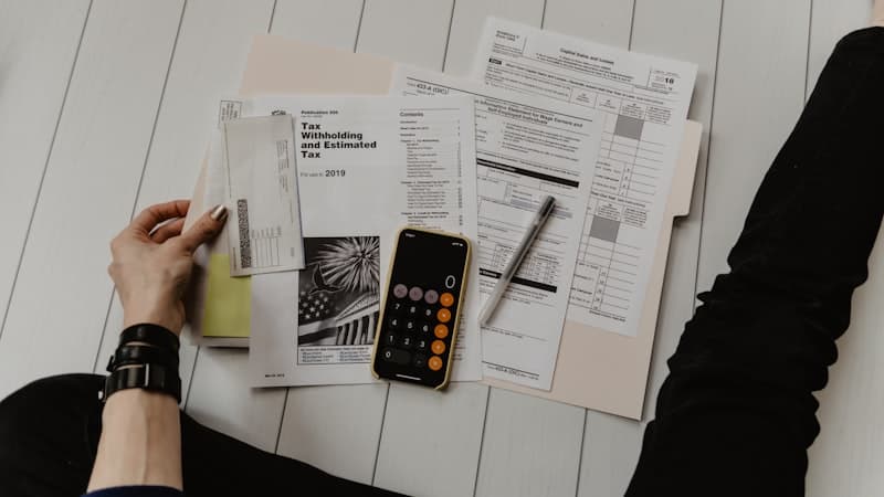 Close-up van financiële documentatie en een calculator, symbool voor het aantonen van risicodragend vermogen