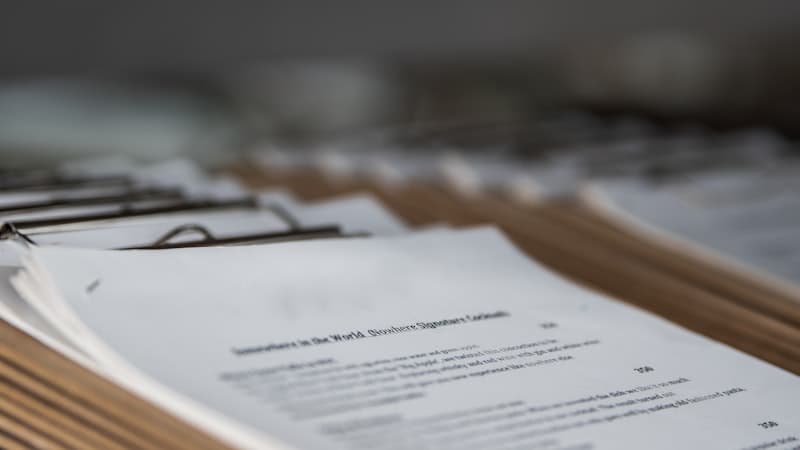Afvalcontainers klaar voor transport op een industrieterrein